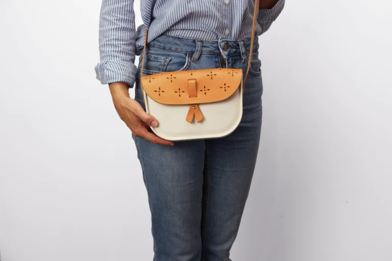 Monébari - Sac à bandoulière - en gomme et cuir ajouré - blanc