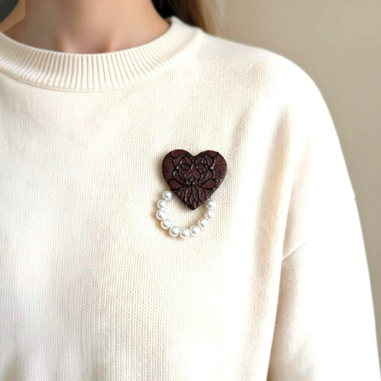L’Atelier de Patricia - Le pin’s support à lunettes femme – bordeaux
