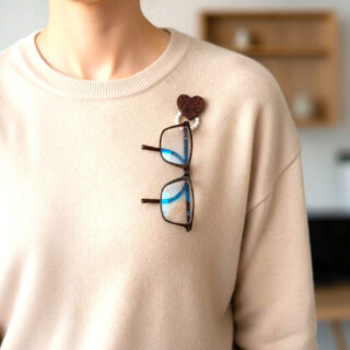 Le pin’s support à lunettes femme par la marque L’atelier de Patricia L’atelier de Patricia - Le pin’s support à lunettes femme
