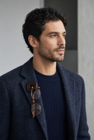 Le pin’s support à lunettes – version homme par la marque L’atelier de Patricia L’atelier de Patricia - Le pin’s support à lunettes – version homme