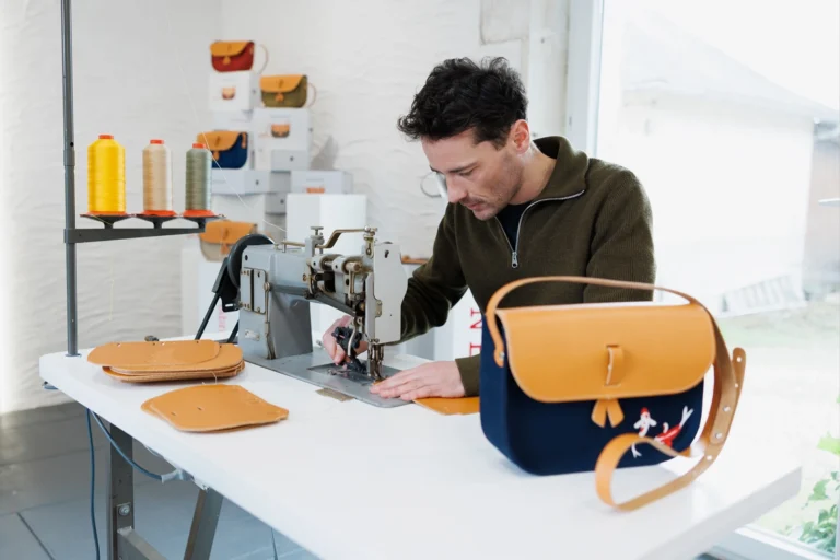 Monébari - Sac à bandoulière en toile et cuir - Le 27- Édition Les Carpes Koï
