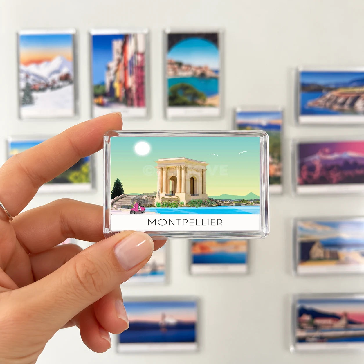 magnet montpellier peyrou 02 en main 686ca2d7 cfaa 4164 99f0 38077fd6041c Foliove - Magnet Montpellier Peyrou