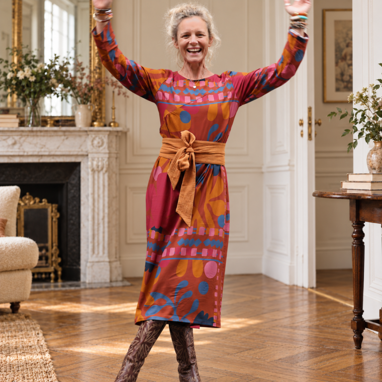 Quintessence - Robe Perrine — Viscose imprimée Graphique fauve – XXL