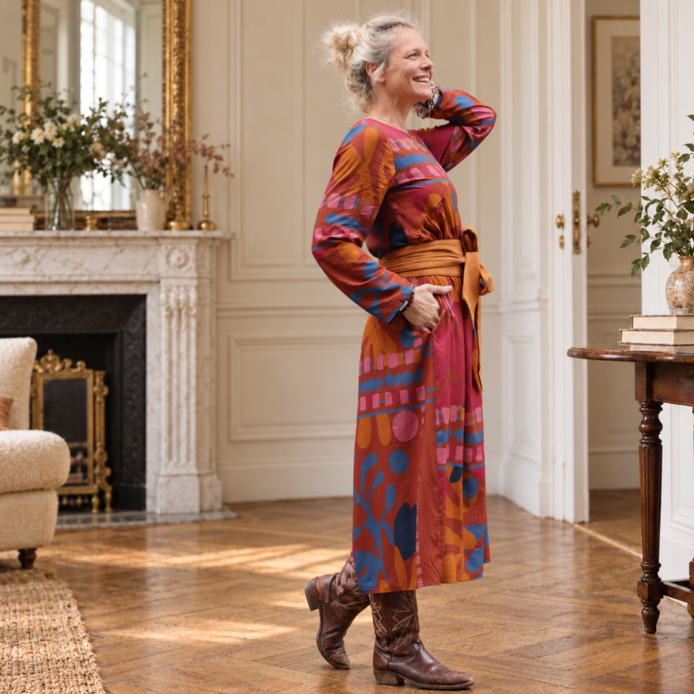 Quintessence - Robe Perrine — Viscose imprimée Graphique fauve – XXL
