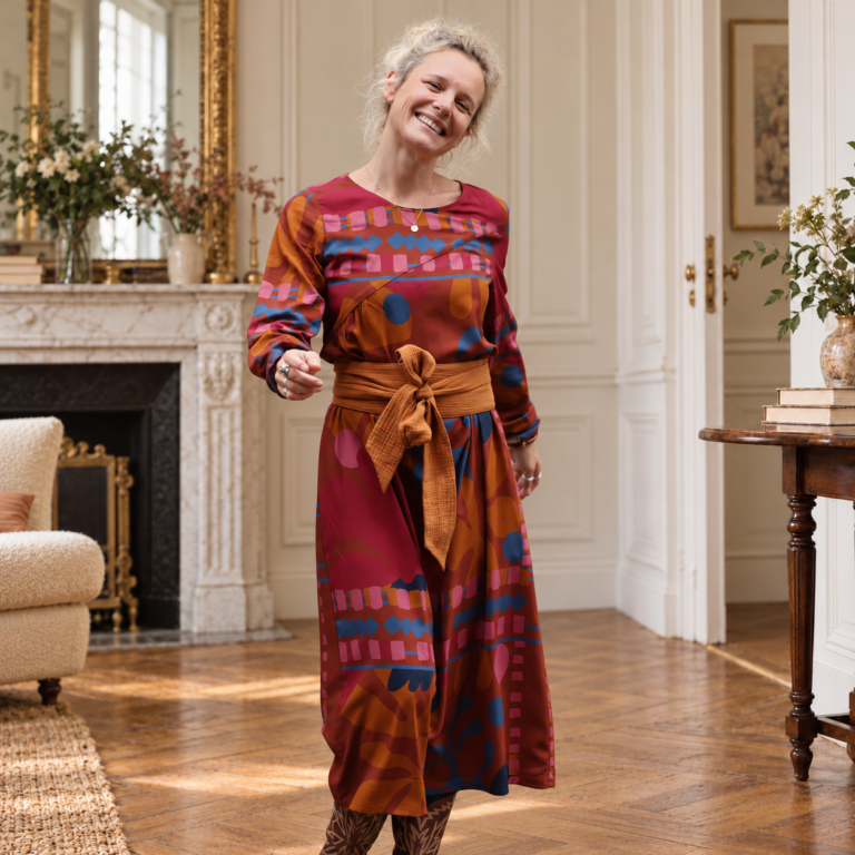 Quintessence - Robe Perrine — Viscose imprimée Graphique fauve – XXL