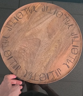 Digraphe Scripto sur sous-assiette bois par la marque Le Digraphe Le Digraphe - Digraphe Scripto sur sous-assiette bois