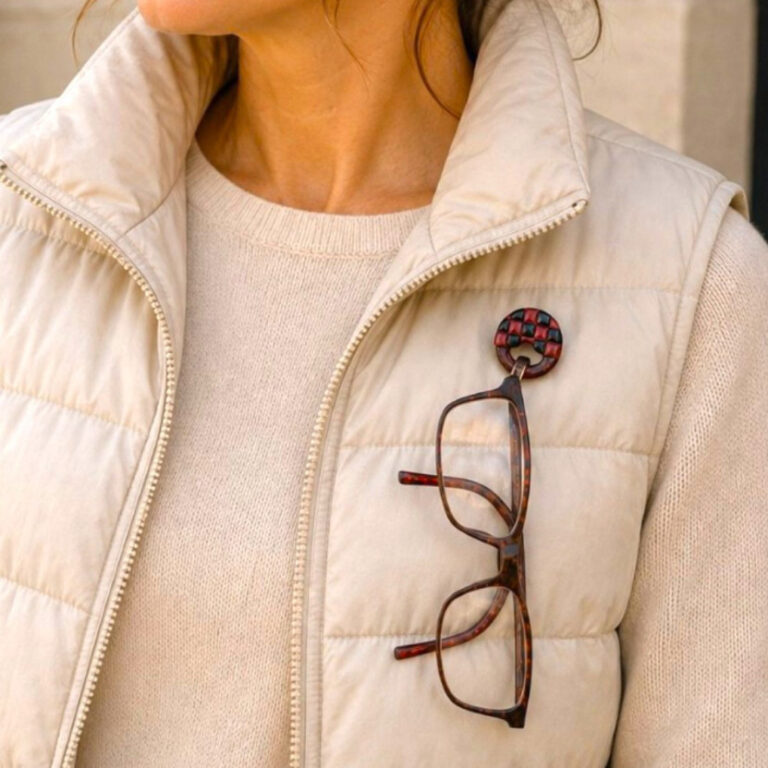 L’Atelier de Patricia - Pin's support à lunettes femme – Couleurs noir - marron