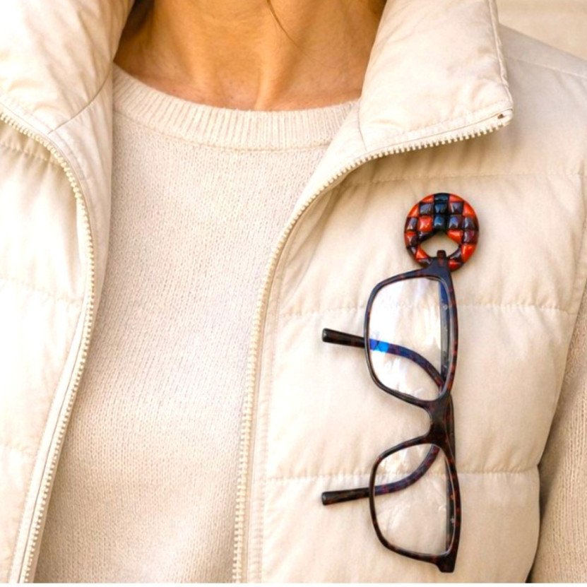 pin s support lunettes femme 5 L’Atelier de Patricia - Pin's support à lunettes femme – Marron clair