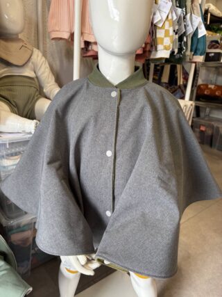 Poncho avec ouverture spécial voiture approuvé par Sécurange – Gris par la marque Les Mômes des Dômes Les Mômes des Dômes - Poncho avec ouverture spécial voiture approuvé par Sécurange – Gris