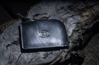 Le porte-cartes de l’atelier par la marque Couteaux Morta Couteaux Morta - Le porte-cartes de l’atelier