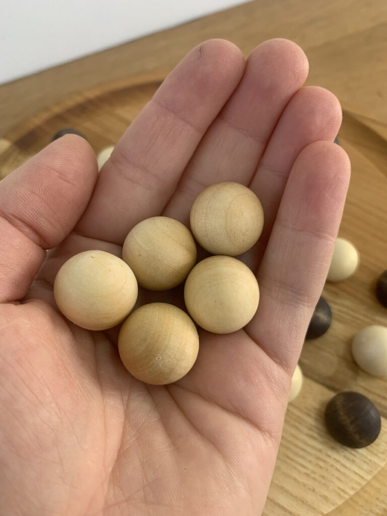 Sève et Copeaux - 33 billes de solitaire en bois 2cm