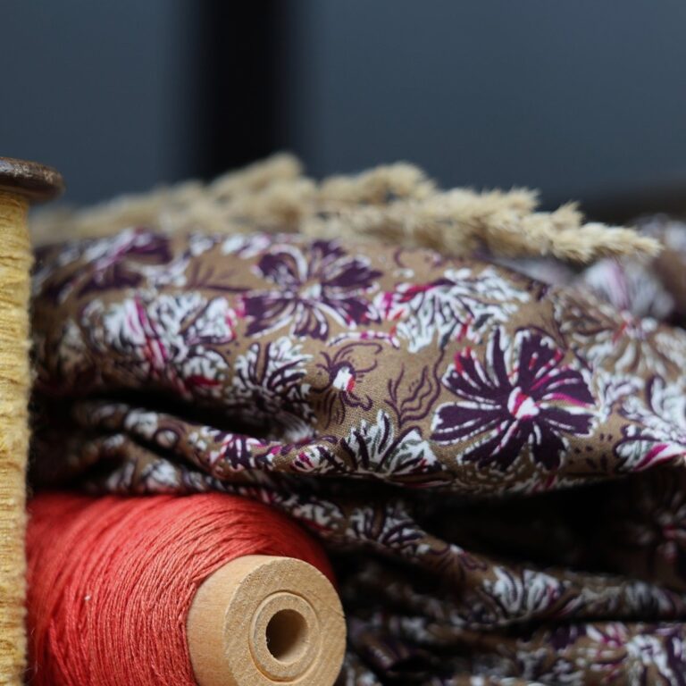 Quintessence - Robe Perrine — Viscose imprimée Lilas des bois – XXL