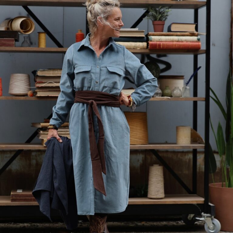 Quintessence - Robe Reine — Velours milleraie bleu nuage – XXL