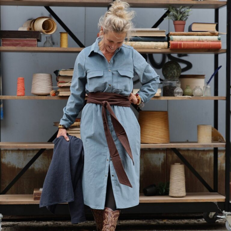 Quintessence - Robe Reine — Velours milleraie bleu nuage – XXL