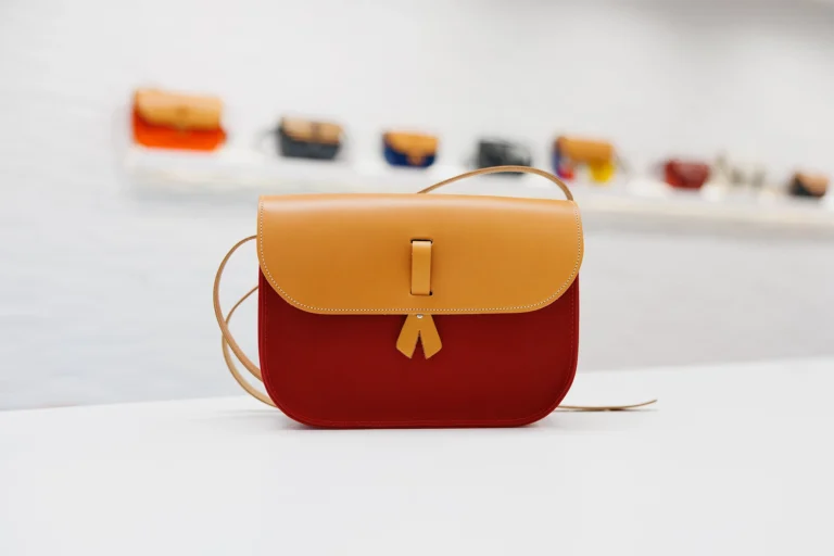 Monébari - Sac à bandoulière en toile et cuir - Le 27- rouge
