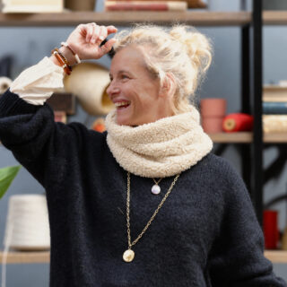 Le snood Douillet Nilo – Sherpa crème – hauteur 20cm par la marque Quintessence Quintessence - Le snood Douillet Nilo – Sherpa crème – hauteur 20cm