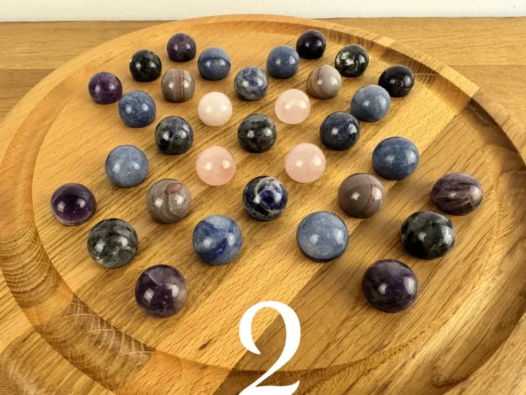 Sève et Copeaux - Solitaire en bois et ses 33 billes en pierre de 2cm - toutes nos pièces uniques – 6