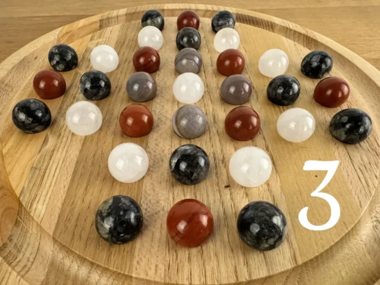 Sève et Copeaux - Solitaire en bois et ses 33 billes en pierre de 2cm - toutes nos pièces uniques – 6