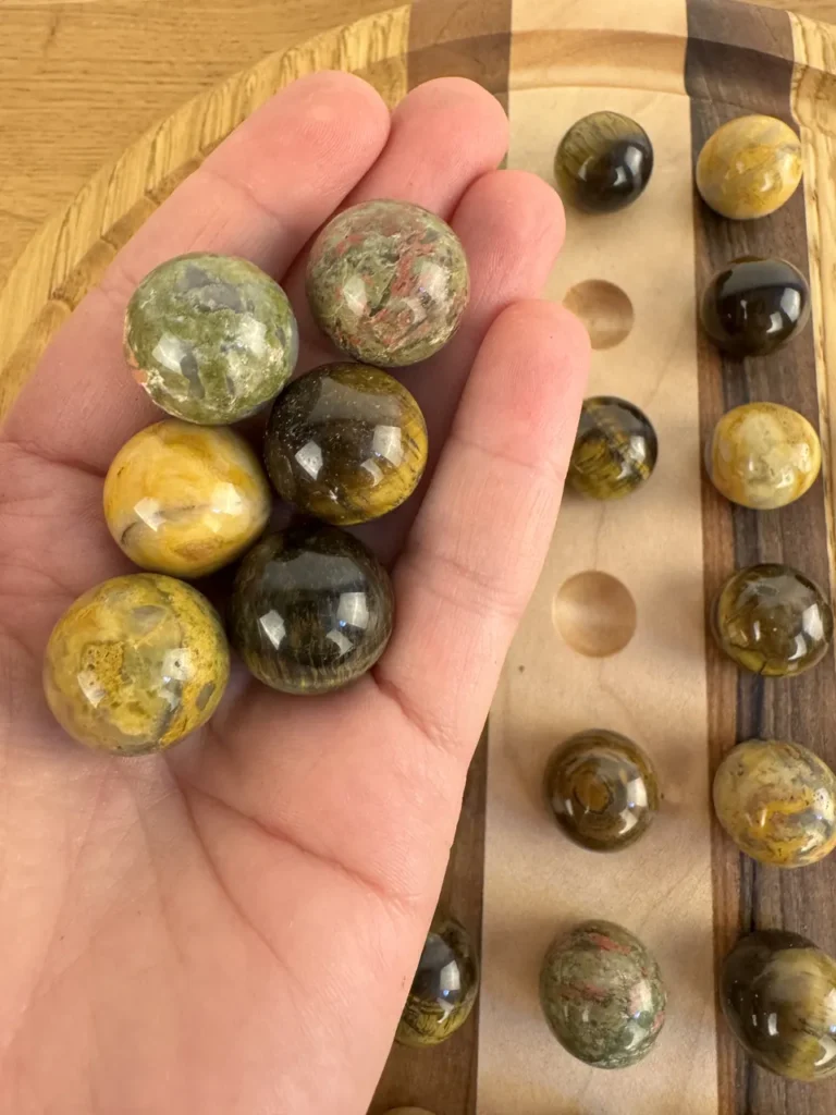 Sève et Copeaux - Solitaire en bois et ses 33 billes en pierre de 2cm - toutes nos pièces uniques – 6