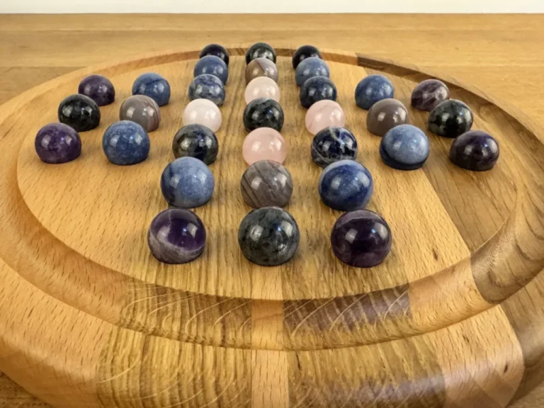 Sève et Copeaux - Solitaire en bois et ses 33 billes en pierre de 2cm - toutes nos pièces uniques – 6