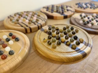 Solitaire en bois et ses 33 billes en pierre de 2cm – toutes nos pièces uniques par la marque Sève et Copeaux Sève et Copeaux - Solitaire en bois et ses 33 billes en pierre de 2cm – toutes nos pièces uniques