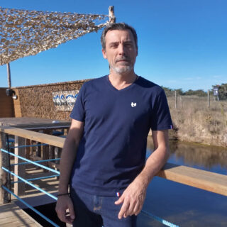 T-shirt col V homme bleu marine en coton bio par la marque PALÂBA PALÂBA - T-shirt col V homme bleu marine en coton bio